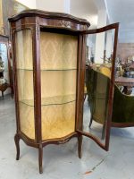 Luī XV stila koka vitrīna ar bronzas aplikācijām (Louis XV style wooden vitrine with bronze applications and curved glass) (3376) - Image 22