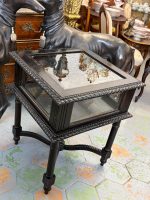 Antīka tumša Napoleon III stila koka galda vitrīna ar biezu facetes stiklu rāmjiem (Napoleon III style dark wood display table vitrine) (6834) - Image 4