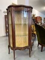Luī XV stila koka vitrīna ar bronzas aplikācijām (Louis XV style wooden vitrine with bronze applications and curved glass) (3376) - Image 3