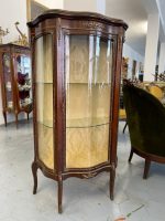 Luī XV stila koka vitrīna ar bronzas aplikācijām (Louis XV style wooden vitrine with bronze applications and curved glass) (3376) - Image 2