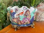Porcelāna Kašpo ar Bronzas Lauvas Galvām — Chinoiserie, Tobacco Leaf stils, 20.gs. vid. (2959) - Image 5