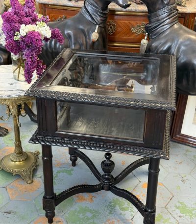 Antikt mørkt Napoleon III stil vitrineskab i træ med tykt facetteret glas