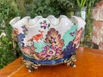 Porcelāna Kašpo ar Bronzas Lauvas Galvām — Chinoiserie, Tobacco Leaf stils, 20.gs. vid. (2959) - Image 3