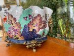 Porcelāna Kašpo ar Bronzas Lauvas Galvām — Chinoiserie, Tobacco Leaf stils, 20.gs. vid. (2959) - Image 10
