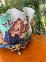 Porcelāna Kašpo ar Bronzas Lauvas Galvām — Chinoiserie, Tobacco Leaf stils, 20.gs. vid. (2959) - Image 11