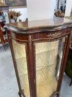 Luī XV stila koka vitrīna ar bronzas aplikācijām (Louis XV style wooden vitrine with bronze applications and curved glass) (3376) - Image 6