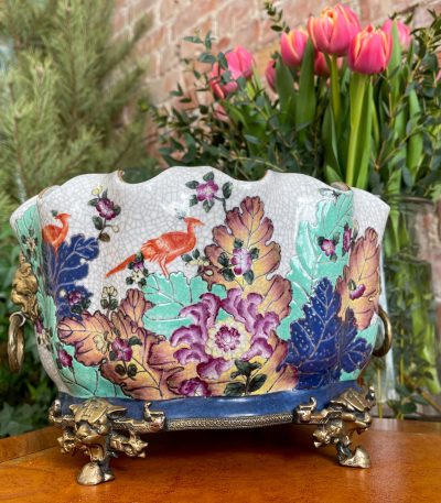 Porcelænskrukke med bronzeløvehoveder – Chinoiserie, Tobacco Leaf stil, midten af 20. århundrede.