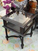 Antīka tumša Napoleon III stila koka galda vitrīna ar biezu facetes stiklu rāmjiem (Napoleon III style dark wood display table vitrine) (6834) - Image 3