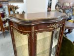 Luī XV stila koka vitrīna ar bronzas aplikācijām (Louis XV style wooden vitrine with bronze applications and curved glass) (3376) - Image 11
