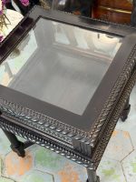 Antīka tumša Napoleon III stila koka galda vitrīna ar biezu facetes stiklu rāmjiem (Napoleon III style dark wood display table vitrine) (6834) - Image 19