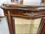 Luī XV stila koka vitrīna ar bronzas aplikācijām (Louis XV style wooden vitrine with bronze applications and curved glass) (3376) - Image 12