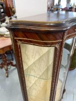 Luī XV stila koka vitrīna ar bronzas aplikācijām (Louis XV style wooden vitrine with bronze applications and curved glass) (3376) - Image 7