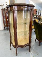 Luī XV stila koka vitrīna ar bronzas aplikācijām (Louis XV style wooden vitrine with bronze applications and curved glass) (3376) - Image 5