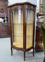 Luī XV stila koka vitrīna ar bronzas aplikācijām (Louis XV style wooden vitrine with bronze applications and curved glass) (3376) - Image 4