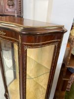 Luī XV stila koka vitrīna ar bronzas aplikācijām (Louis XV style wooden vitrine with bronze applications and curved glass) (3376) - Image 19