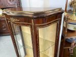 Luī XV stila koka vitrīna ar bronzas aplikācijām (Louis XV style wooden vitrine with bronze applications and curved glass) (3376) - Image 8