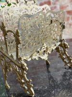 Elegants antīks misiņa vēstuļu un salvešu turētājs ar diviem nodalījumiem — historisma stilā (brass letter rack) (6560) - Image 4