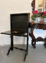 Izlaižam Galdiņš Melnā Krāsā ar Ziedu Gleznojumu, Vidēja Izmēra (4626) - Image 2
