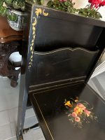 Izlaižam Galdiņš Melnā Krāsā ar Ziedu Gleznojumu, Vidēja Izmēra (4626) - Image 14