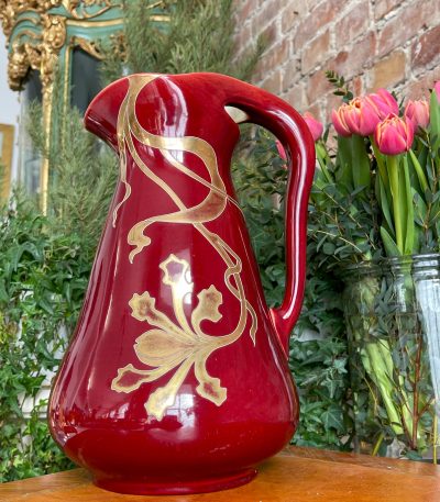 Art Nouveau keramik kande - vase med rubinrød glasur og guld iris maleri