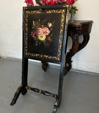 Udtræksbord i sort med blomstermotiv, mellem (4626)
