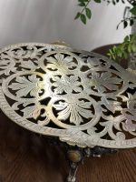 Antīks apsudrabots galda paliktnis uz kājiņām — Luija XVI stilā (ornate silver-plated footed trivet platte) (5293) - Image 2