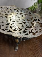 Antīks apsudrabots galda paliktnis uz kājiņām — Luija XVI stilā (ornate silver-plated footed trivet platte) (5293) - Image 5