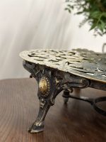Antīks apsudrabots galda paliktnis uz kājiņām — Luija XVI stilā (ornate silver-plated footed trivet platte) (5293) - Image 3