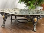 Antīks apsudrabots galda paliktnis uz kājiņām — Luija XVI stilā (ornate silver-plated footed trivet platte) (5293) - Image 6