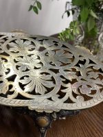 Antīks apsudrabots galda paliktnis uz kājiņām — Luija XVI stilā (ornate silver-plated footed trivet platte) (5293) - Image 7