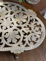 Antīks apsudrabots galda paliktnis uz kājiņām — Luija XVI stilā (ornate silver-plated footed trivet platte) (5293) - Image 10