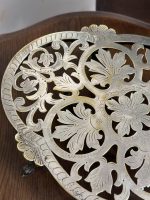 Antīks apsudrabots galda paliktnis uz kājiņām — Luija XVI stilā (ornate silver-plated footed trivet platte) (5293) - Image 9