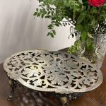 ornate silver-plated footed trivet platte