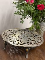 ornate silver-plated footed trivet platte