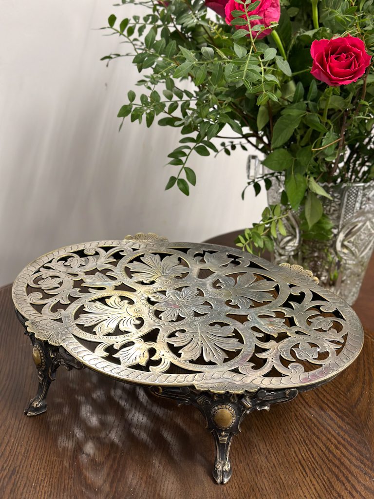 IMG_7874 ornate silver-plated footed trivet platte