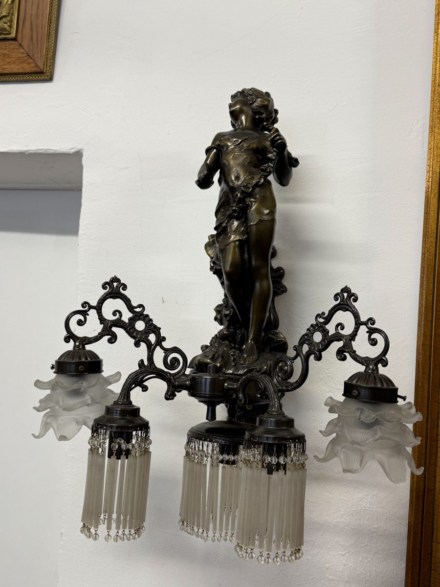 Stor Bronze Væglampe med Pigefigur - Belle Époque Stor Bronze Væglampe med Pigefigur - Belle Époque