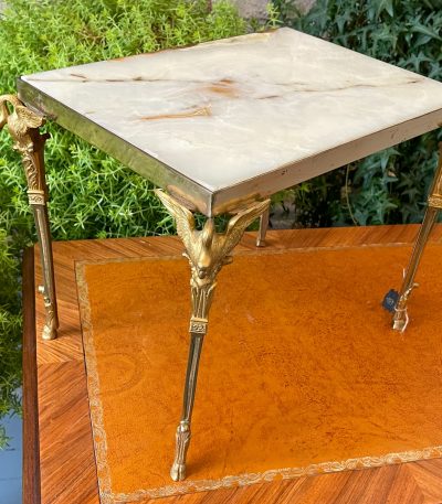 Smukt miniature bronze bord med svane detaljer og onyx top (2821)