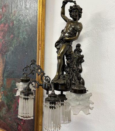 Stor Bronze Væglampe med Drengefigur – Belle Époque, Auguste
