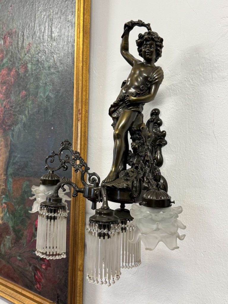 Stor Bronze Væglampe med Drengefigur – Belle Époque, Auguste