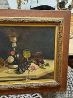 Vēsturiska eļļas glezna “Klusā daba ar salona pudeli un vīna kausu” — still life oil painting — ap 1900. gadu (6639) - Image 3