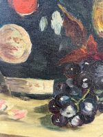 Vēsturiska eļļas glezna “Klusā daba ar salona pudeli un vīna kausu” — still life oil painting — ap 1900. gadu (6639) - Image 7