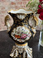 izsmalcināta porcelāna vāze ar ļoti smalku detalizāciju, melnā krāsā ar ziedu motīviem un zelta krāsas akcentiem, vidēja izmēra (6927) - Image 2
