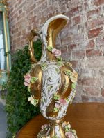 Porcelāna vāze ar zelta krāsas un rožu detaļām (2334) - Image 3