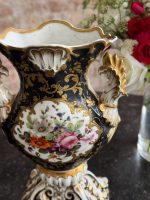izsmalcināta porcelāna vāze ar ļoti smalku detalizāciju, melnā krāsā ar ziedu motīviem un zelta krāsas akcentiem, vidēja izmēra (6927) - Image 3