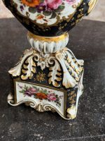 izsmalcināta porcelāna vāze ar ļoti smalku detalizāciju, melnā krāsā ar ziedu motīviem un zelta krāsas akcentiem, vidēja izmēra (6927) - Image 8