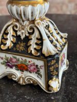 izsmalcināta porcelāna vāze ar ļoti smalku detalizāciju, melnā krāsā ar ziedu motīviem un zelta krāsas akcentiem, vidēja izmēra (6927) - Image 10