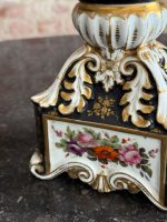 izsmalcināta porcelāna vāze ar ļoti smalku detalizāciju, melnā krāsā ar ziedu motīviem un zelta krāsas akcentiem, vidēja izmēra (6927) - Image 9