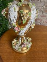 Porcelāna vāze ar zelta krāsas un rožu detaļām (2334) - Image 6