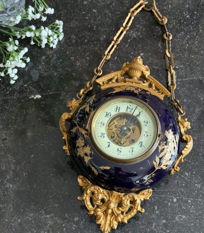 Antikt porcelæns vægur i historistisk stil