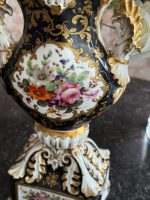 izsmalcināta porcelāna vāze ar ļoti smalku detalizāciju, melnā krāsā ar ziedu motīviem un zelta krāsas akcentiem, vidēja izmēra (6927) - Image 4